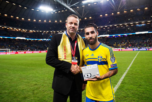 Sveriges Jimmy Durmaz tar emot pris för det svenska lagets