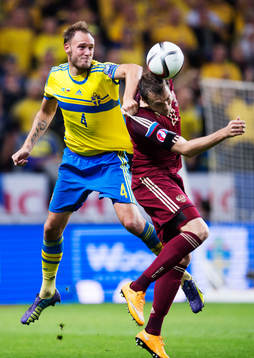 Sveriges Andreas Granqvist i en duell med Rysslands Artem