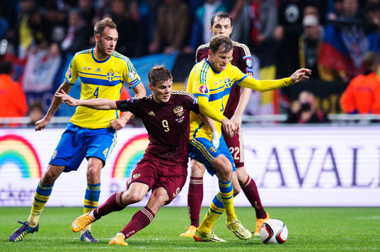 Sveriges Andreas Granqvist och Mikael Antonsson utmanas av