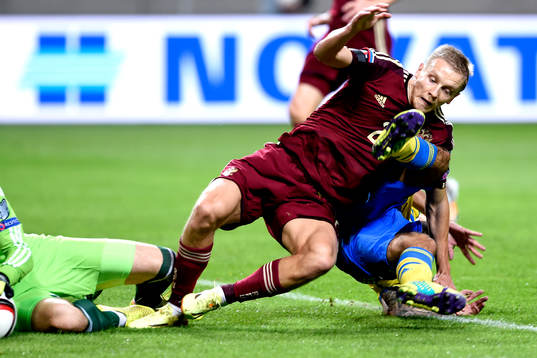 Sveriges Jimmy Durmaz fälls av Rysslands Igor Smolnikov