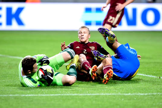 Sveriges Jimmy Durmaz fälls av Rysslands Igor Smolnikov