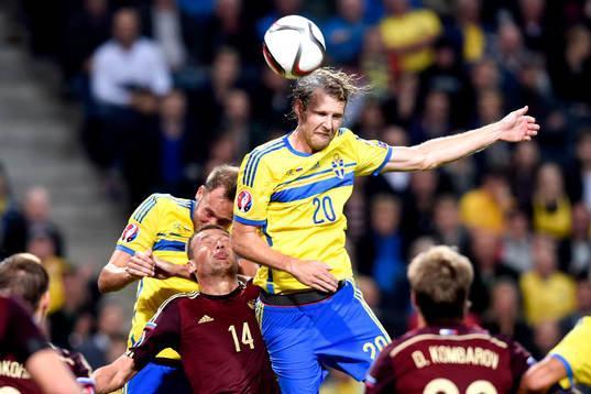 Sveriges Ola Toivonen och Rysslands Vasili Berezutski