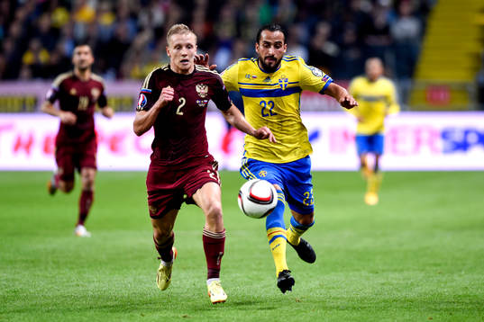 Sveriges Erkan Zengin och Rysslands Igor Smolnikov