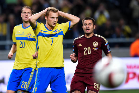 RYSSLAND141009 Sveriges Sebastian Larsson missar en straff