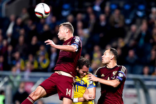 Sveriges Johan Elmander och Rysslands Sergei Ignashevich