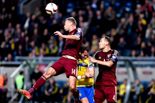 Sveriges Johan Elmander och Rysslands Sergei Ignashevich