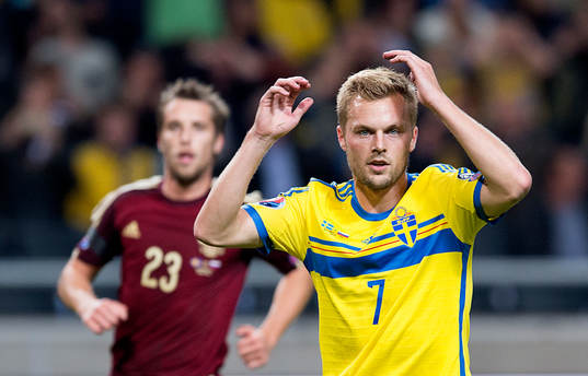Sveriges Sebastian Larsson deppar