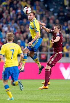 Sveriges Andreas Granqvist och Rysslands Artem Dzyuba