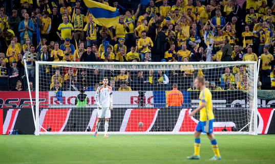 Sveriges målvakt Andreas Isaksson framför de svenska