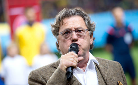 Tommy Körberg sjunger nationalsången