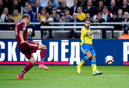 Sveriges Jimmy Durmaz passar fram till 1-1 målet