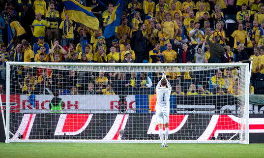 Sveriges målvakt Andreas Isaksson tackar fansen