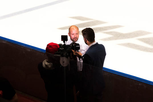 Brynäs huvudtränare Tommy Jonsson blir intervjuad av tv