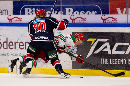 Södertäljes Christopher Aspeqvist trycker till Moras