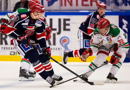 Södertäljes Pär Edblom i kamp om pucken med Moras Lukas