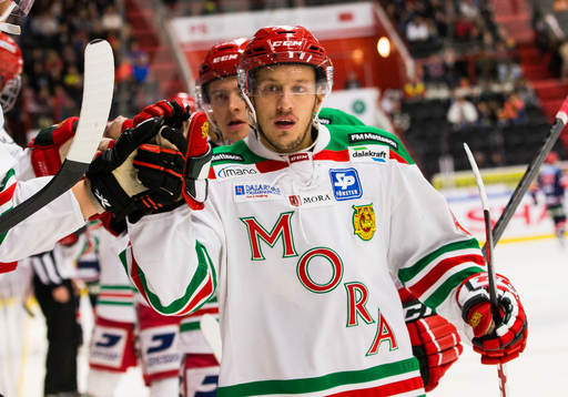 Moras Jonas Westerling gratuleras av sina medspelare fter