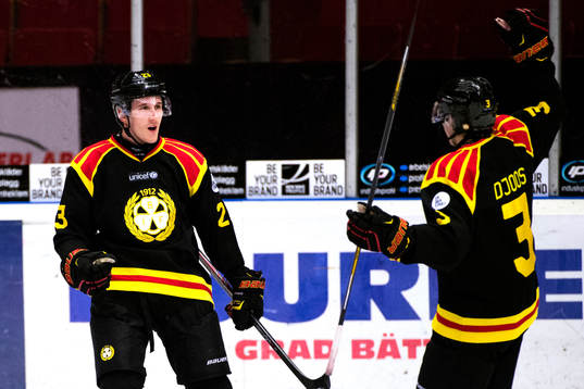 Brynäs Bill Sweatt och Christian Djoos jublar