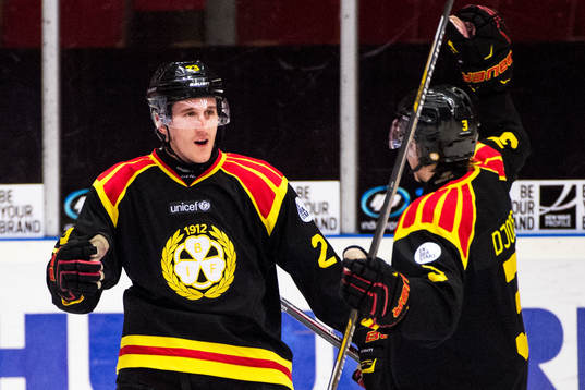 Brynäs Bill Sweatt och Christian Djoos jublar