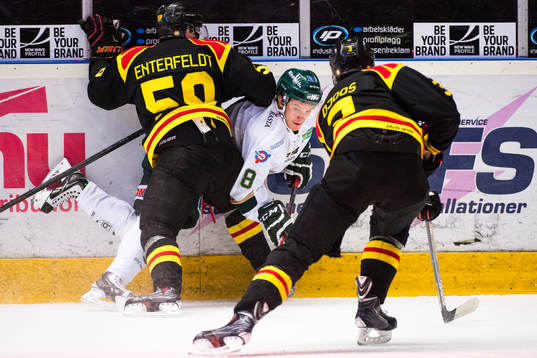 Brynäs Sebastian Enterfeldt tacklar Färjestads Johan