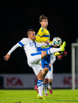 Finlands Youness Rahimi i kamp om bollen med Sveriges