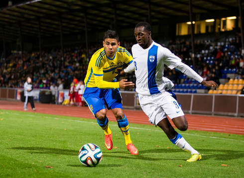 Finlands Glen Kamara i kamp om bollen med Sveriges Hosam