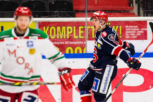 Södertäljes Jonas Engström jublar