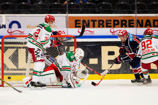 Södertäljes Jonas Engström (h) petar in reduceringen 2-3