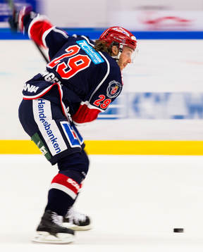 Södertäljes Erik Lindhagen med ett skott