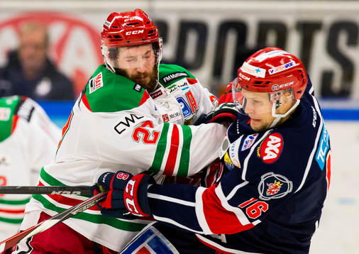 Moras Brett Palin tacklar Södertäljes Alexander Larsson