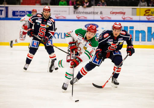 Moras Alexander Hilmerson med pucken skäret före