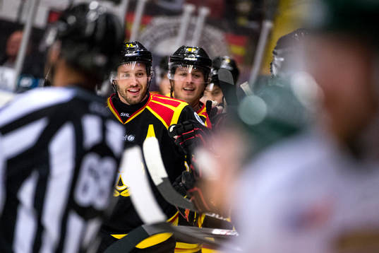 Brynäs Jesper Ollas och Alexander Lindgren jublar