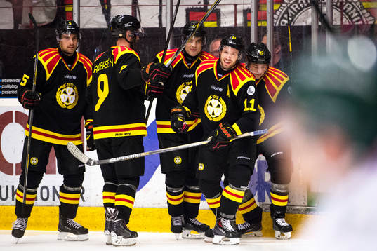 Brynäs Jesper Ollas, nr 11, jublar med lagkamraterna