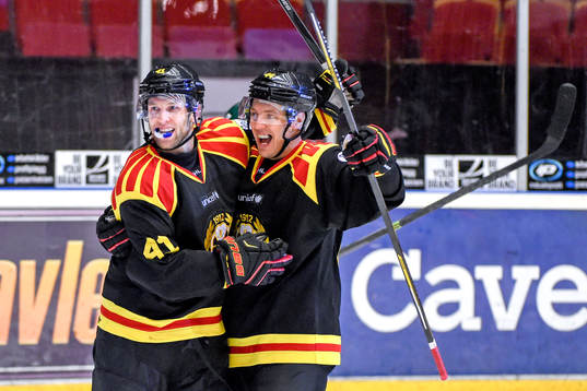 Brynäs Greg Scott och Jacob Blomqvist jublar