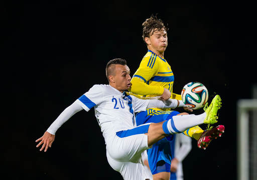 Finlands Youness Rahimi i kamp om bollen med Sveriges
