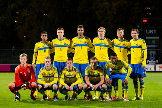 Sveriges P19 landslag poserar på ett lagprträtt. Från