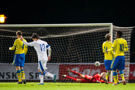 Finlands Simon Skrabb gör 0-1 bakom Sveriges målvakt