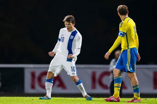 Finlands Simon Skrabb firar sitt 0-1 mål