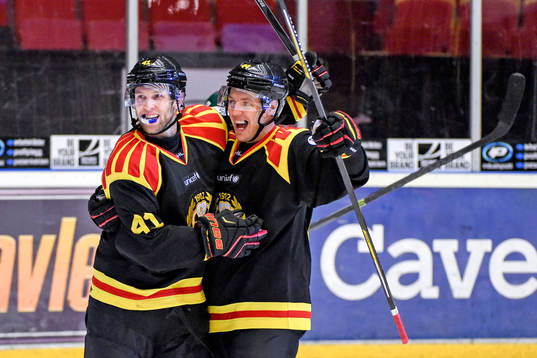 Brynäs Greg Scott och Jacob Blomqvist jublar