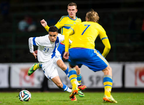 Finlands Pyry Soiri utmanar Sveriges Carl Starfelt