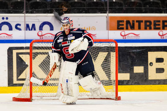 Södertäljes målvakt Sebastian Idoff kastar iväg pucken