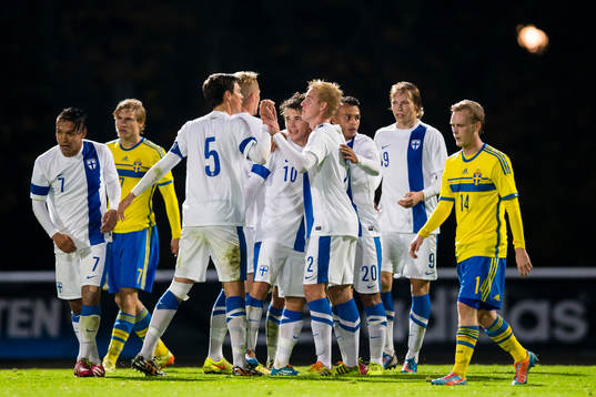 Finlands Simon Skrabb (m) gratuleras av lagkamrater