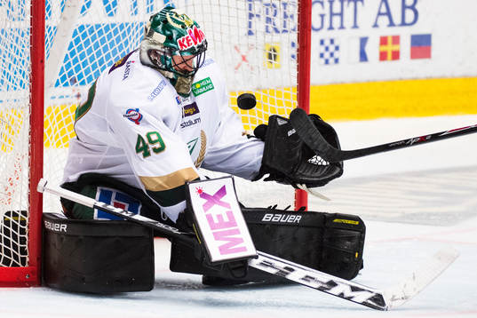 Färjestads målvakt Justin Pogge lyckas inte rädda pucken
