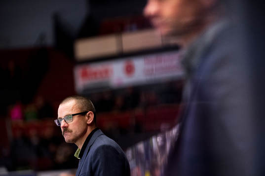 Färjestads huvudtränare Tommy Samuelsson  deppar