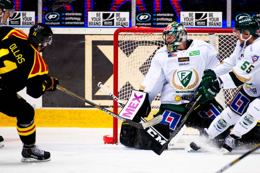 Brynäs Jesper Ollas gör 2-1 bakom Färjestads målvakt