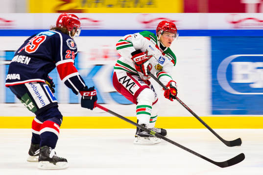 Södertäljes Erik Lindhagen följer Moras Johan Johnsson