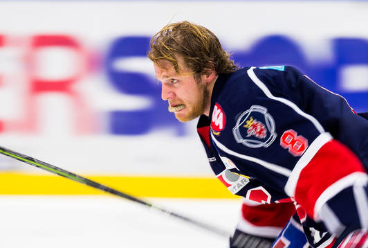 Södertäljes Jonathan Carlsson tvingas lämna isen
