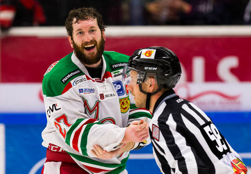 Moras Brett Palin får matchstraff