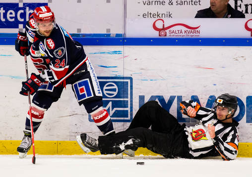 Södertäljes Michal Gulasi har omkull domare Mikael
