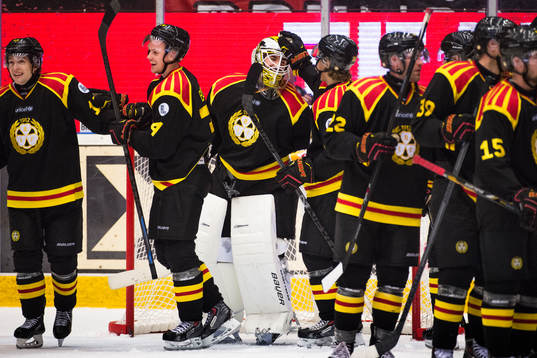 Brynäs målvakt Bernhard Starkbaum blir omklappad