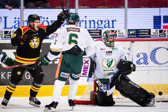 Brynäs Sebastian Enterfeldt jublar medan Färjestads